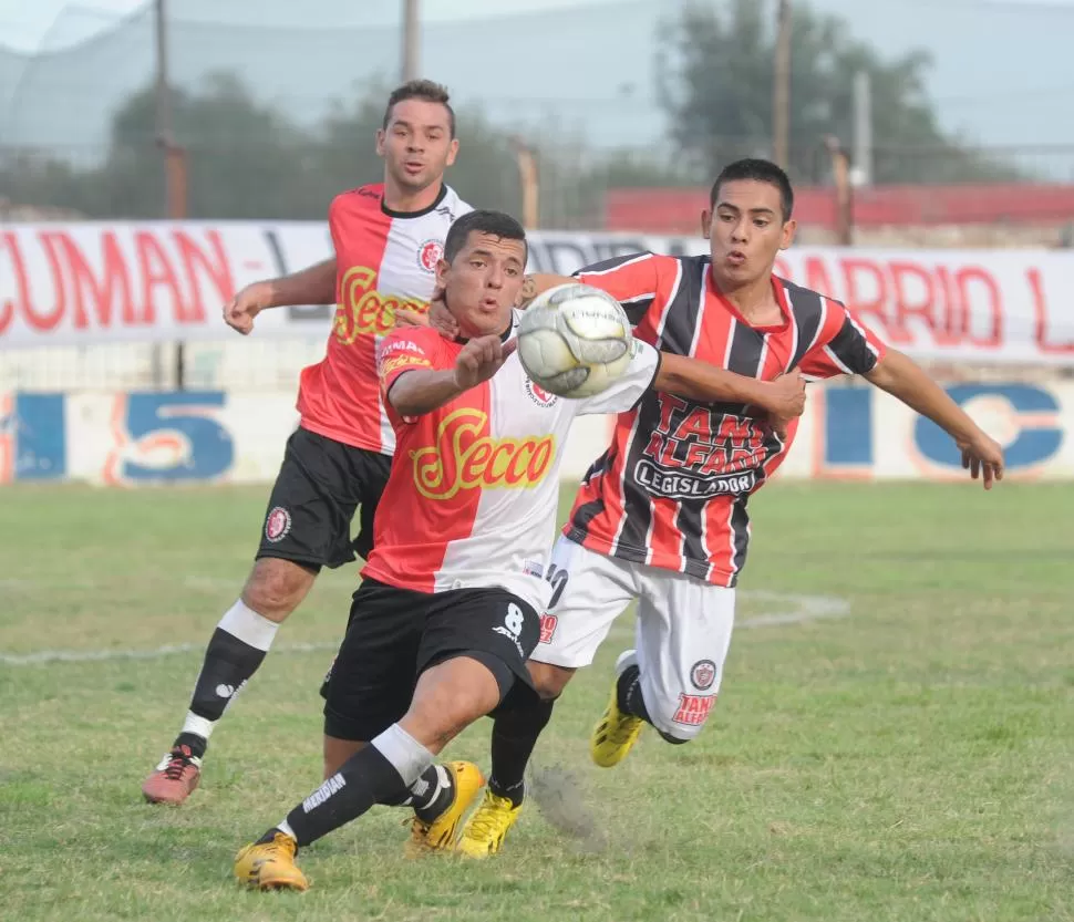 PURA POTENCIA. César Muria, de Sportivo se lleva la pelota a pesar de la marca de Pablo Sosa, de La Florida.  LA GACETA / FOTO DE HÉCTOR PERALTA