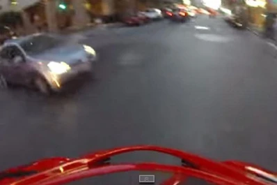 Lo atropelló un auto, dio vueltas en el aire y cayó parado