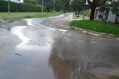 Un caño roto convirtió en río una calle del barrio Marti Coll