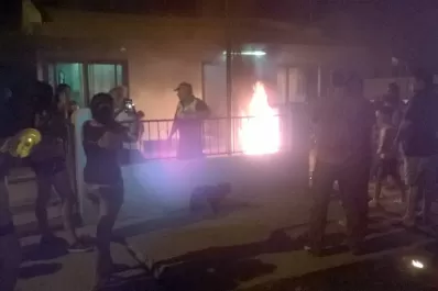 Hartos de los robos, quemaron gomas en las comisarías de San Andrés y San Pablo