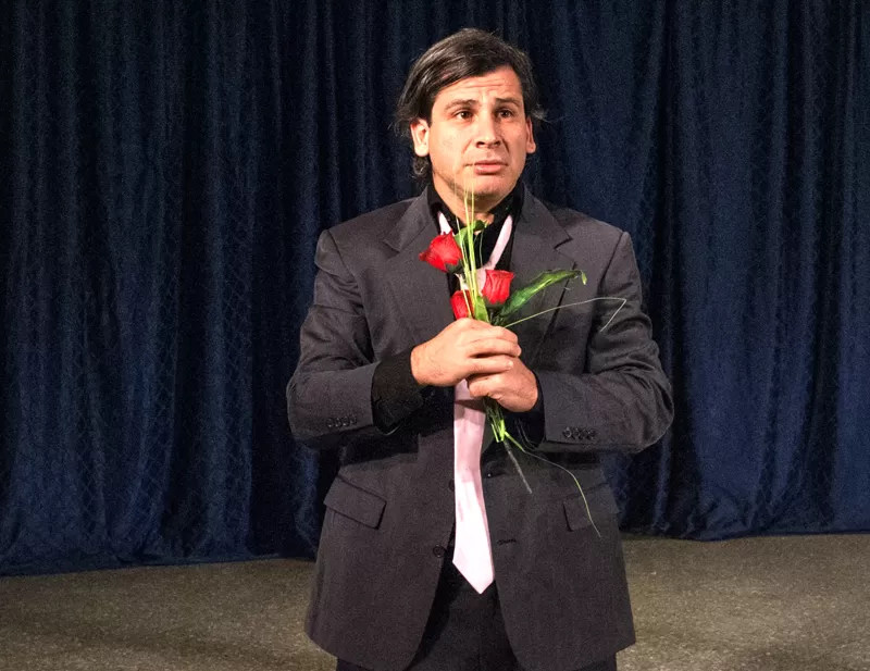 UNIPERSONAL. Germán Romano vela en soledad a un muerto, a la espera de que lleguen familiares y amigos. prensa grupo la rosa