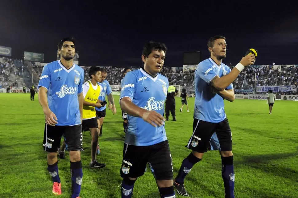 CONFORME. Azconzábal -en la foto le da indicaciones a Bianchi- se fue satisfecho con el rendimiento de su equipo. LA GACETA / FOTO DE HÉCTOR PERALTA