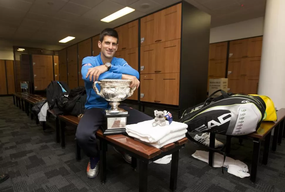 EN EL VESTUARIO. El número uno del mundo posó con el trofeo muy relajado. reuters