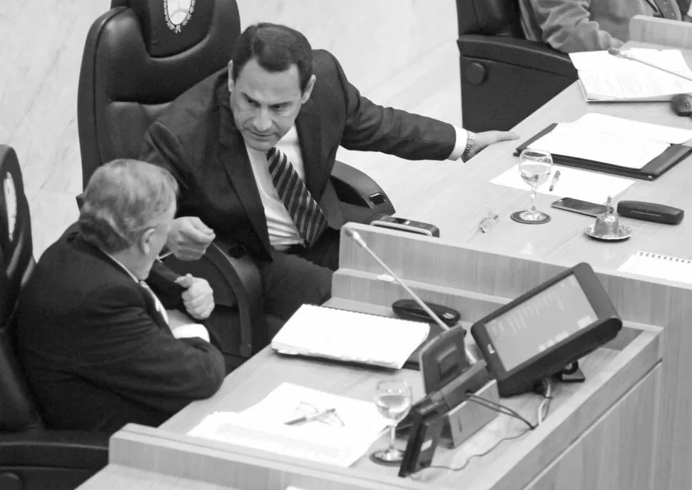 PRESIDENCIA. Amado (de frente) dialoga con Ruiz Olivares en una sesión. la gaceta / foto de maría silvia granara (archivo)