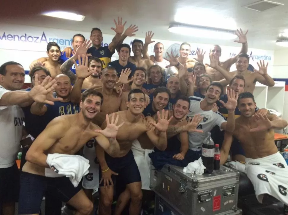 ¡CINCO! Los dedos de la mano sirven para resaltar la cantidad de goles que Boca le marcó a River. El vestuario fue una fiesta. foto del twitter de @chavezandres1