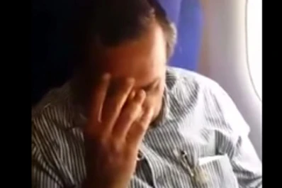 Filmó y escrachó a su abusador en un avión