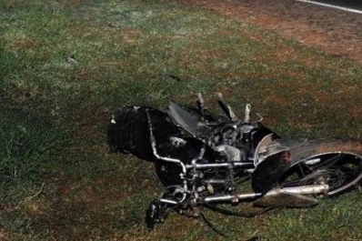 Conducía una moto, le cayó un rayo y murió