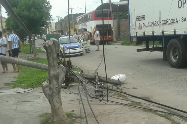 Un camión derribó un poste de luz en Lola Mora al 100