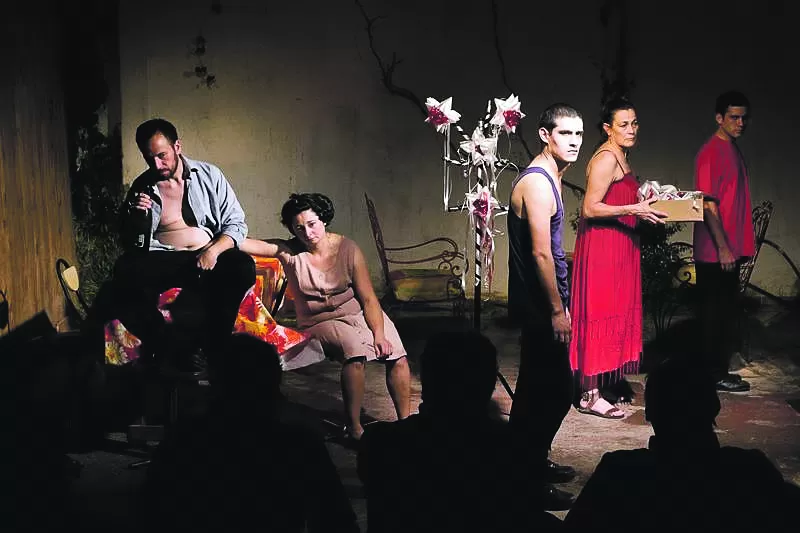 RELACIONES EN TENSIÓN. La celebración de la Navidad fue abordada dramáticamente por los grupos catamarqueños La Corredera y La Dulcera. foto gentileza / alberto moreno 