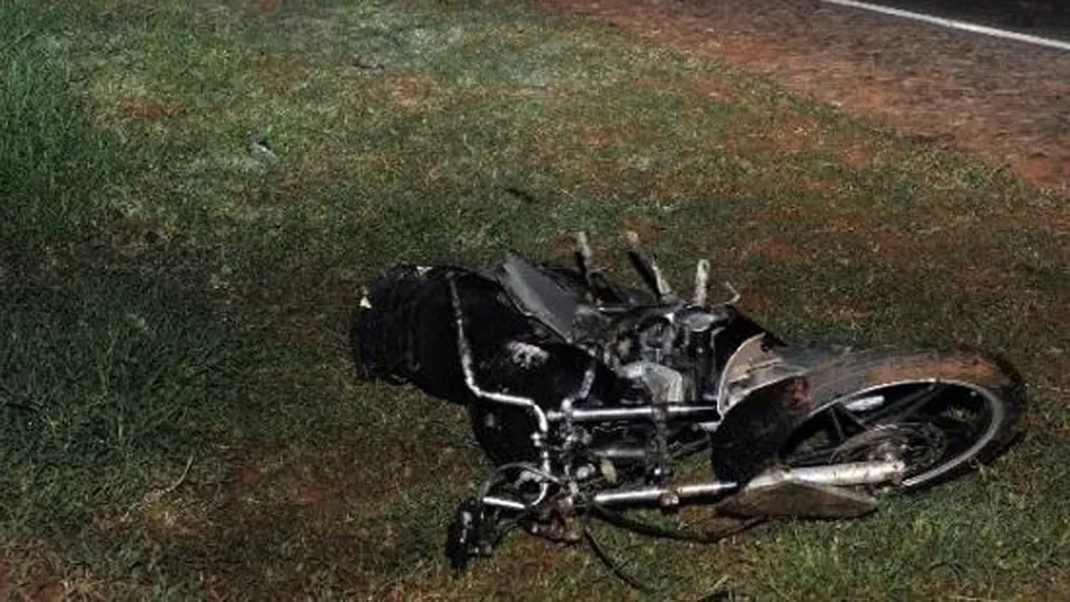 DESTRUIDA. Así quedó la moto después de ser alcanzada por el rayo. FOTO TOMADA DE DIARIOCASTELLANOS.NET