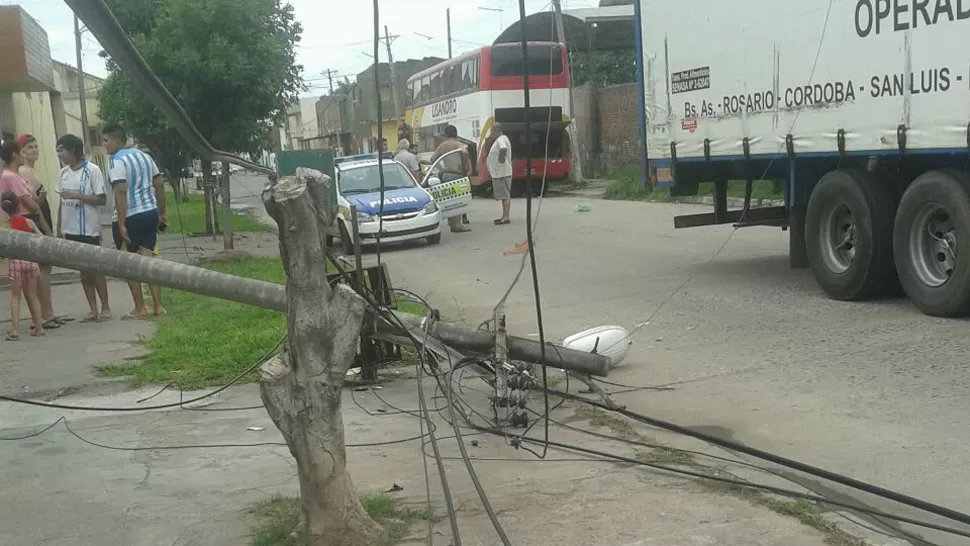 Un camión derribó un poste de luz en Lola Mora al 100