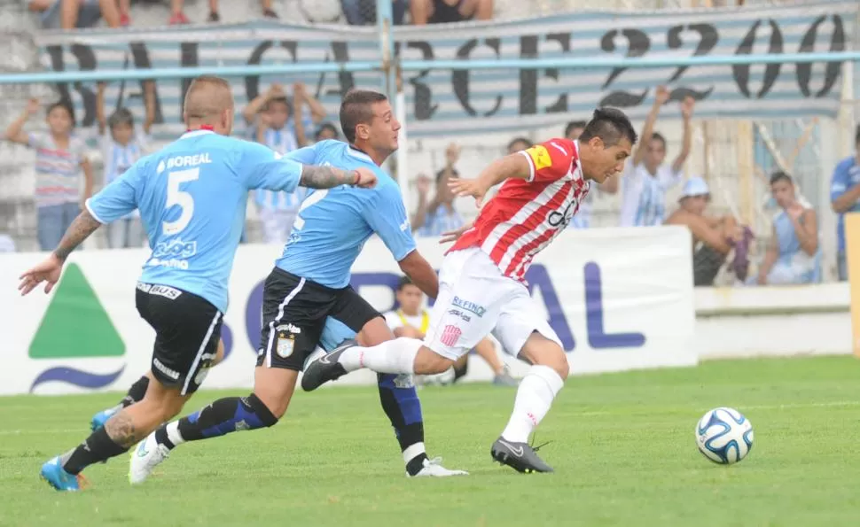 CACERÍA. Garnier (5) y Bianchi intentan cerrarle el paso a Gonzalo Rodríguez durante el primero de los dos clásicos del verano entre San Martín y Atlético, que buscan la Copa Pálpitos 24. la gaceta / foto de héctor peralta