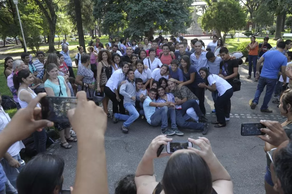 EN LA PLAZA ALBERDI. Después de los besos y abrazos con las familias los aspirantes sonrieron para la foto que congeló el instante previo a la partida. la gaceta / fotos de franco vera