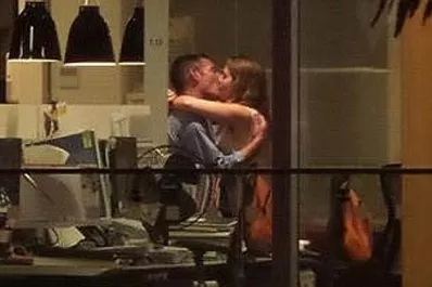 Tuvieron sexo en su oficina y una multitud se agolpó para verlos
