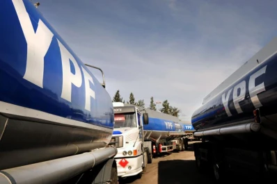 YPF sale a buscar más dólares en el mercado