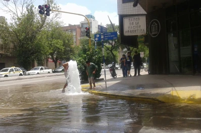 Volvió a formarse el geiser de Esquina Norte y ellos se bañaron