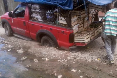 Un enorme pozodevoró la rueda de una camioneta