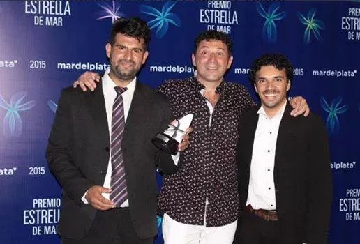 CON EL PREMIO EN LA MANO. Ezequiel Castillo, Leonardo Gavriloff y Horacio López, luego de la ceremonia.  facebook / leonardo gavriloff