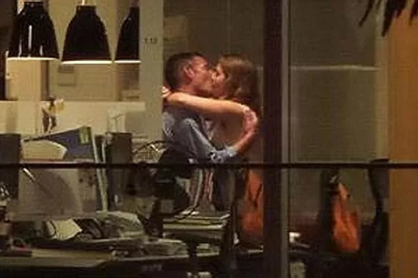 Tuvieron sexo en su oficina y una multitud se agolpó para verlos