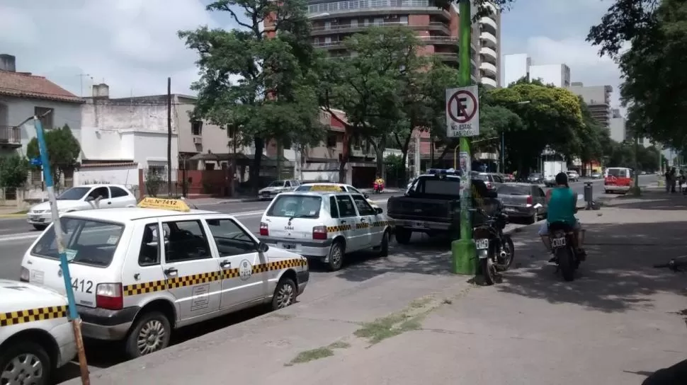 La parada de los taxis se encuentra justo donde está prohibido estacionar