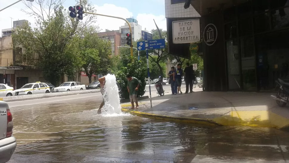 AGUA POTABLE. La empresa encargada afirmó que se trata de un desagüe por trabajos de mantenimiento. FOTO ENVIADA POR UN LECTOR