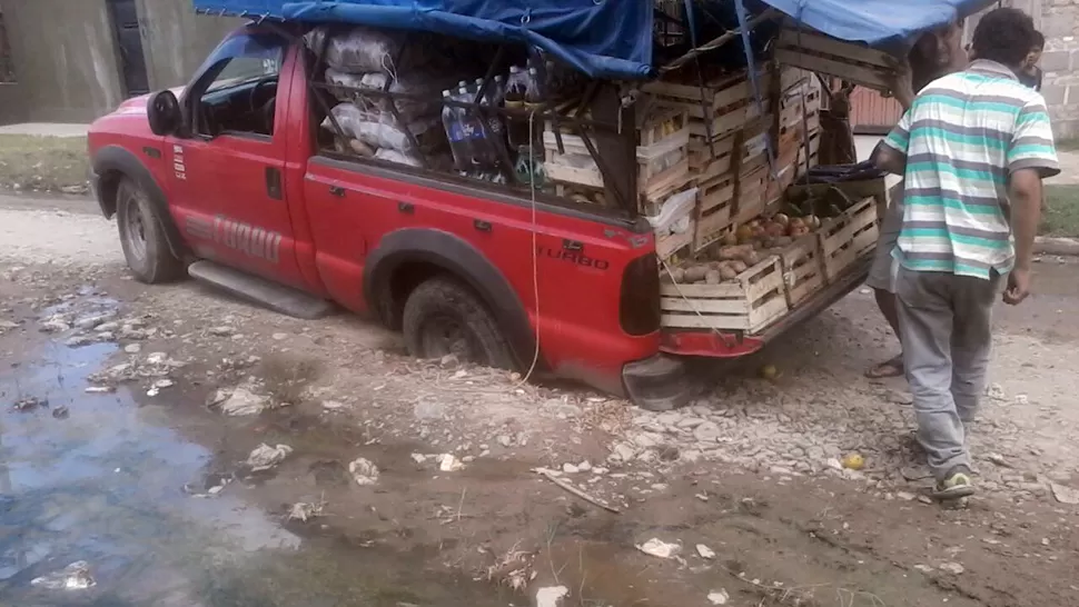 MALESTAR. Los vecinos exigen a las autoridades que reparen las calles. FOTO ENVIADA POR UNA LECTORA