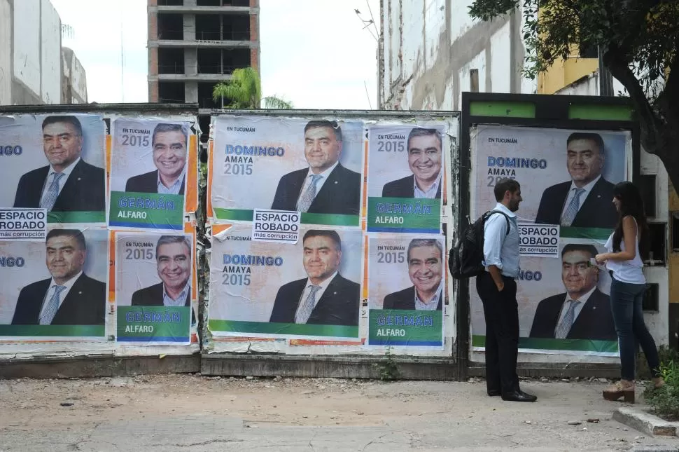 LANZAMIENTO. Las paredes de la ciudad amanecieron ayer con afiches que promueven las candidaturas de Domingo Amaya y de Germán Alfaro. la gaceta / foto de antonio ferroni