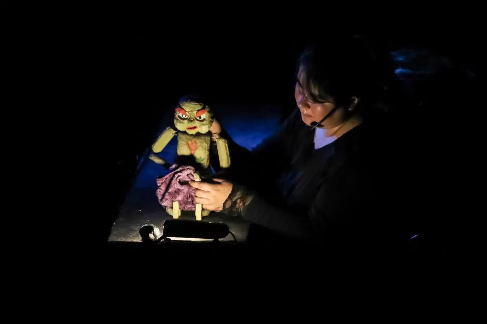 EN ESCENA. La actriz y el títere. 