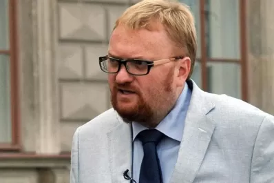 Pareja lesbiana se saca una selfie frente a un político antigay