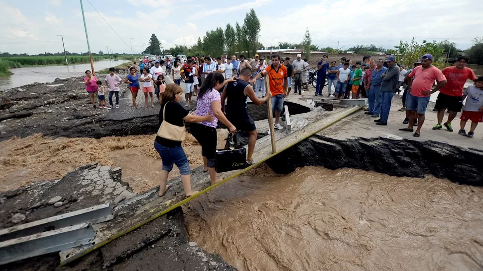 IMPACTANTE. La ruta nacional 38 fue partida completamente por el crecimiento del río Chico, entre Aguilares y Juan Bautista Alberdi. LA GACETA / FOTO DE OSVALDO RIPOLL