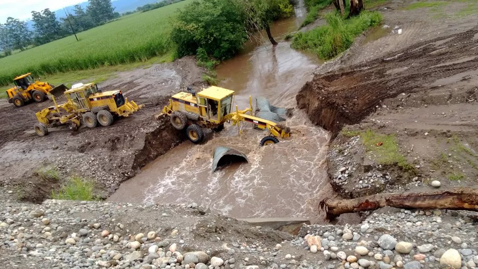 UN SUSTO. La máquina quedó atrapada después de que se desmoronada el puente transitorio sobre el arroyo. FOTO ENVIADA POR UN LECTOR