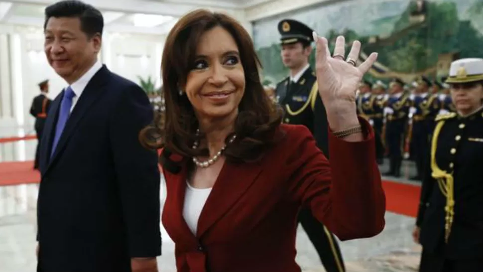 DESPEDIDA. La presidenta saludó en chino con la inscripción “Zài jiàn” que significa “adiós”. TÉLAM