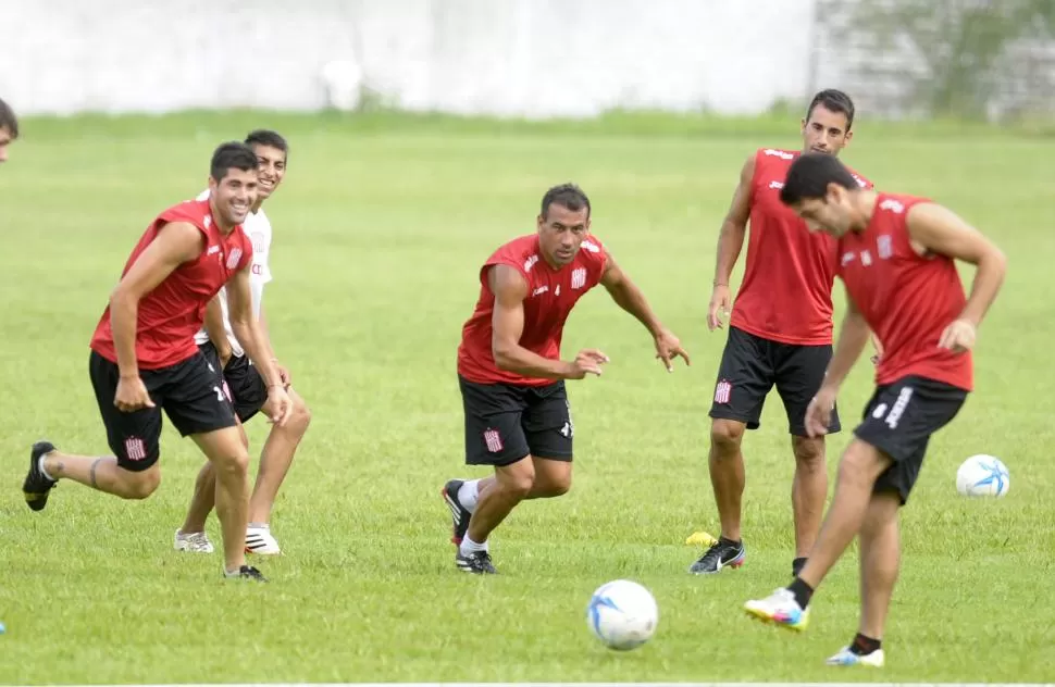 ENTRANDO EN CONFIANZA. Darío Cajaravilla y Marcelo Castellano (que van al frente) se movieron ayer junto al equipo y los otros cinco refuerzos que llegaron; hicieron sus primeros trabajos bajo las órdenes de Darío Tempesta. la gaceta / foto de franco vera 