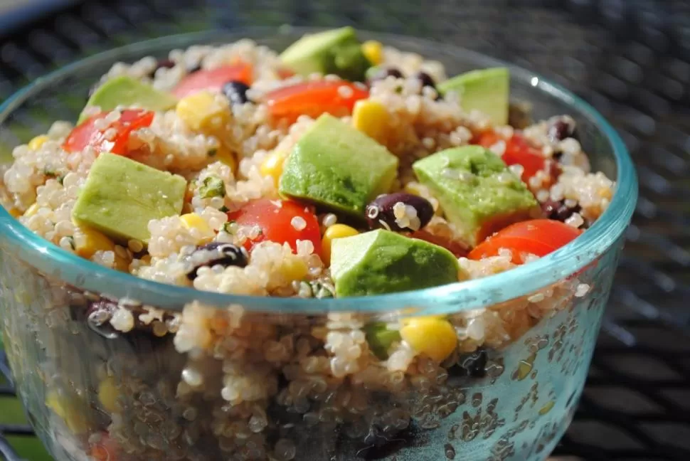 UNA MÁS EN LOS RECETARIOS GOURMET. Hay muchas variedades de ensaladas con quinoa como base. lossaboresdemexico.com