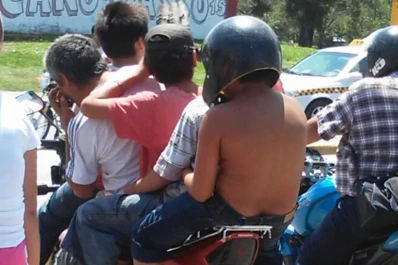 Cinco personas, una moto y mucha imprudencia