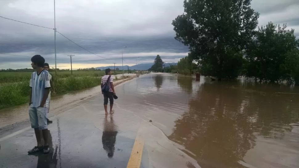  LA RUTA SE VOLVIÓ RÍO. En la localidad de Santa Bárbara, el río Chico se adueñó de la ruta y dejó aislados a los vecinos.