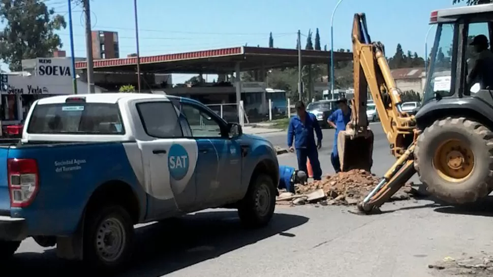 TRABAJOS. Un grupo de operarios se tarasladó hasta Juan B Justo y pasaje Murga para resolver los inconvenientes. FOTO PRENSA SAT