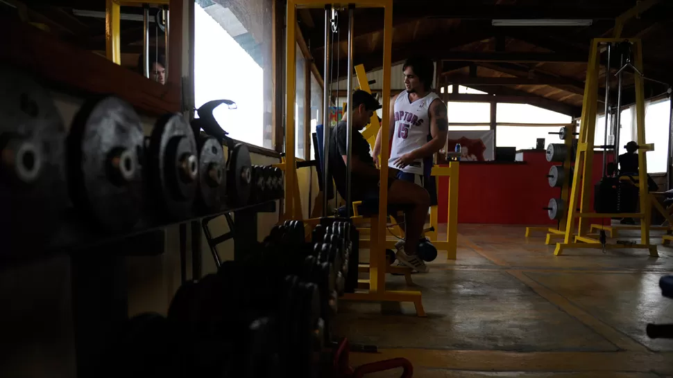 EN PLENO TRABAJO. Pablo (de musculosa) se desempeña como instructor. LA GACETA / ALVARO MEDINA
