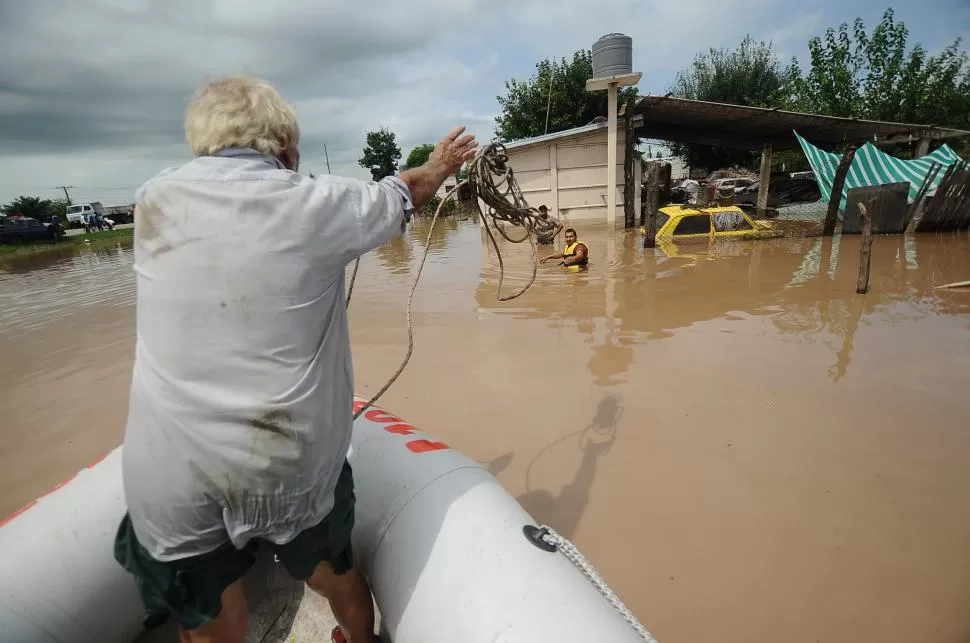 RESCATE. En la mañana de ayer, bomberos voluntarios y personal de Emergencia rescatan a los vecinos que quedaron atrapados en sus casas. la gaceta / fotos de Osvaldo Ripoll 