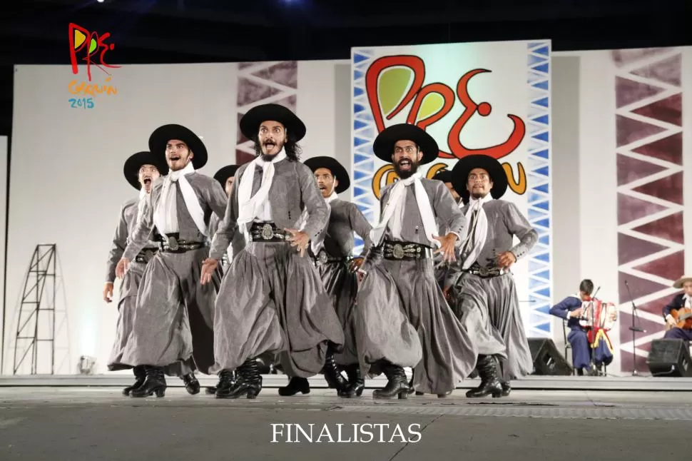 EN PLENA FUNCIÓN. Energía y presencia de El Arriero sobre el escenario. foto danicosquin-pre conquín 2015