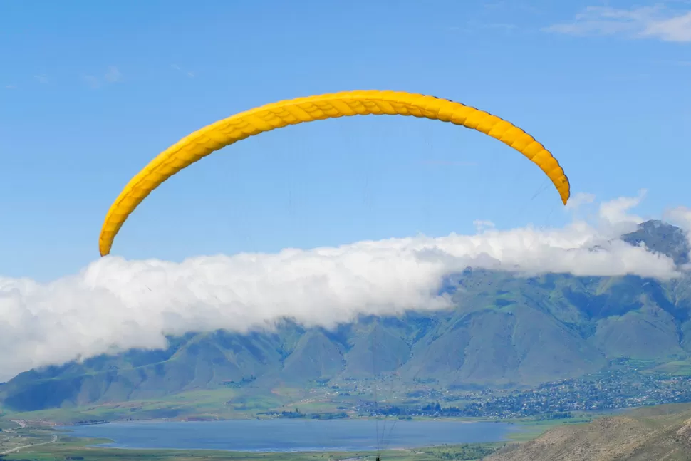 CAMINO AL CIELO. En cada vuelo, los parapentistas se adueñan de una inmejorable vista de la villa turística; de las montañas y del imponente dique La Angostura que se observa a lo lejos. LA GACETA / ALVARO MEDINA