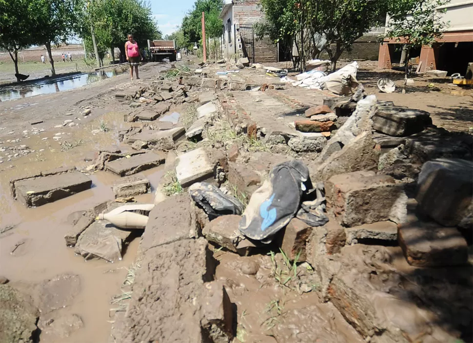 Se fue el agua, pero el barro inunda sus casas