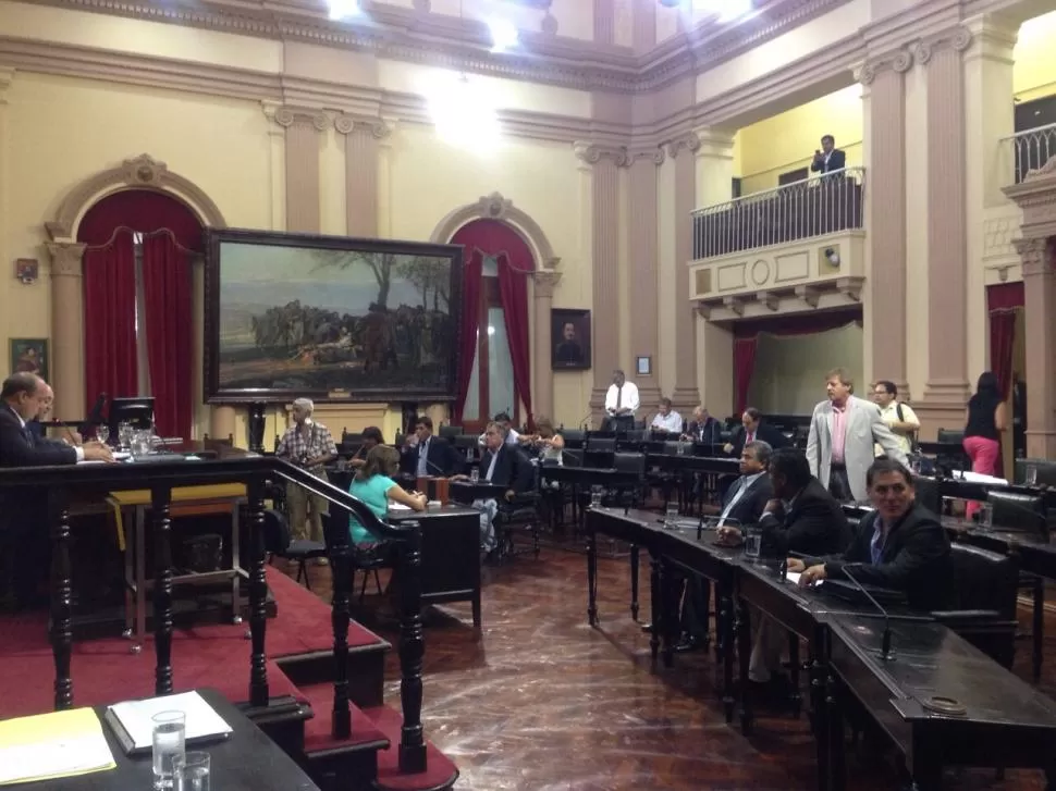 LA INTERVENCIÓN. El Senado de Salta resolvió ayer, en una sesión extraordinaria, la destitución de Mazzone. foto de la gaceta salta