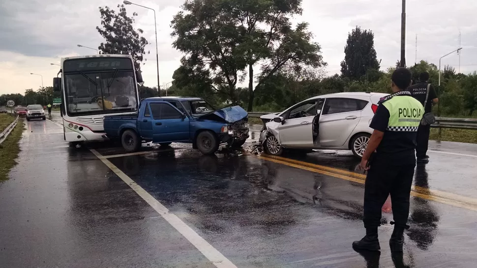 EN CADENA. El accidente el colectivo quedó involucrado en el accidente luego del impacto frontal entre el auto y la camioneta. FOTO GENTILEZA FERNANDO ANDÚJAR