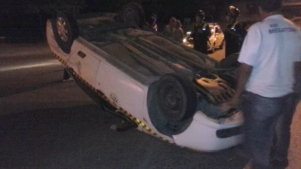 SUSTO. El conductor del taxi perdió el control del vehículo y quedó ruedas hacia arriba. FOTO ENVIADA POR UN LECTOR