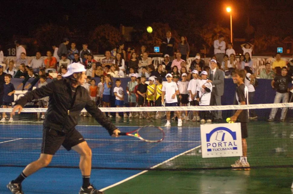 INÉDITO. Vilas no paró de enseñar a los chicos pese a la lluvia que caía en la noche yerbabuenense de marzo de 2008. la gaceta / foto de osvaldo ripoll (archivo)