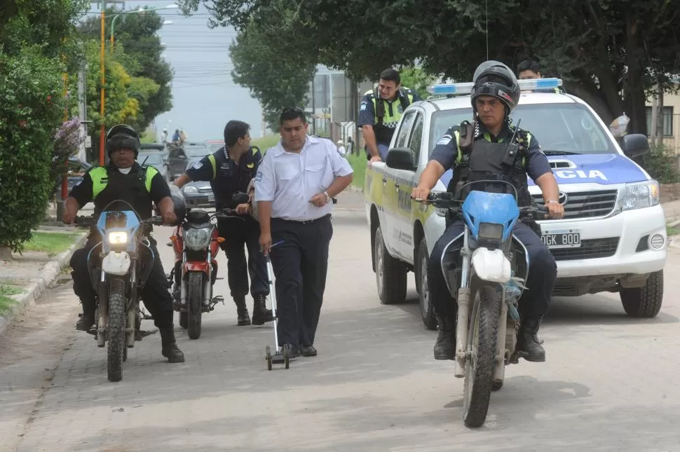 PERICIAS. La Policía trabajó en el barrio El Gráfico registrando las características de los lugares de los hechos. la gaceta / foto de antonio ferroni