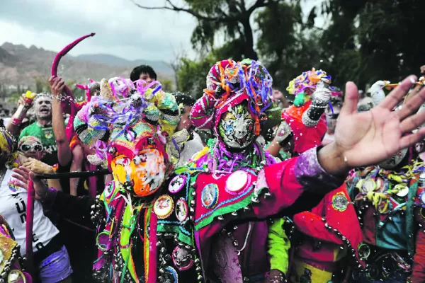 Durante este mes, los carnavales van a tentar y van a acalorar mucho más que las playas