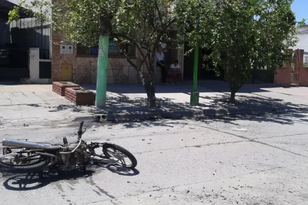 Vecinos queman la moto de un arrebatador en Villa Alem