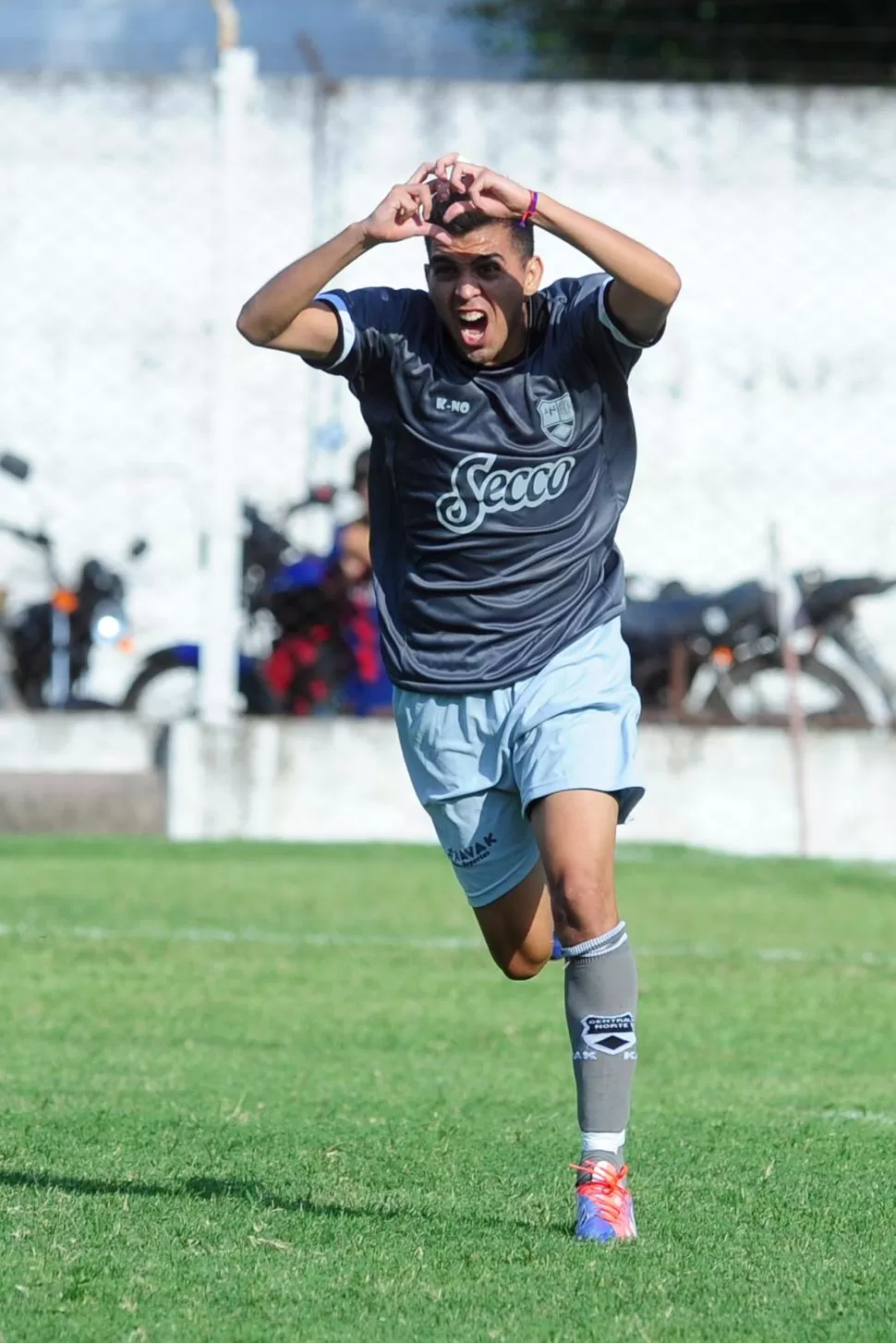 CLARO MENSAJE. Galván anotó el gol y se lo dedicó a su hermana. la gaceta / foto de diego aráoz